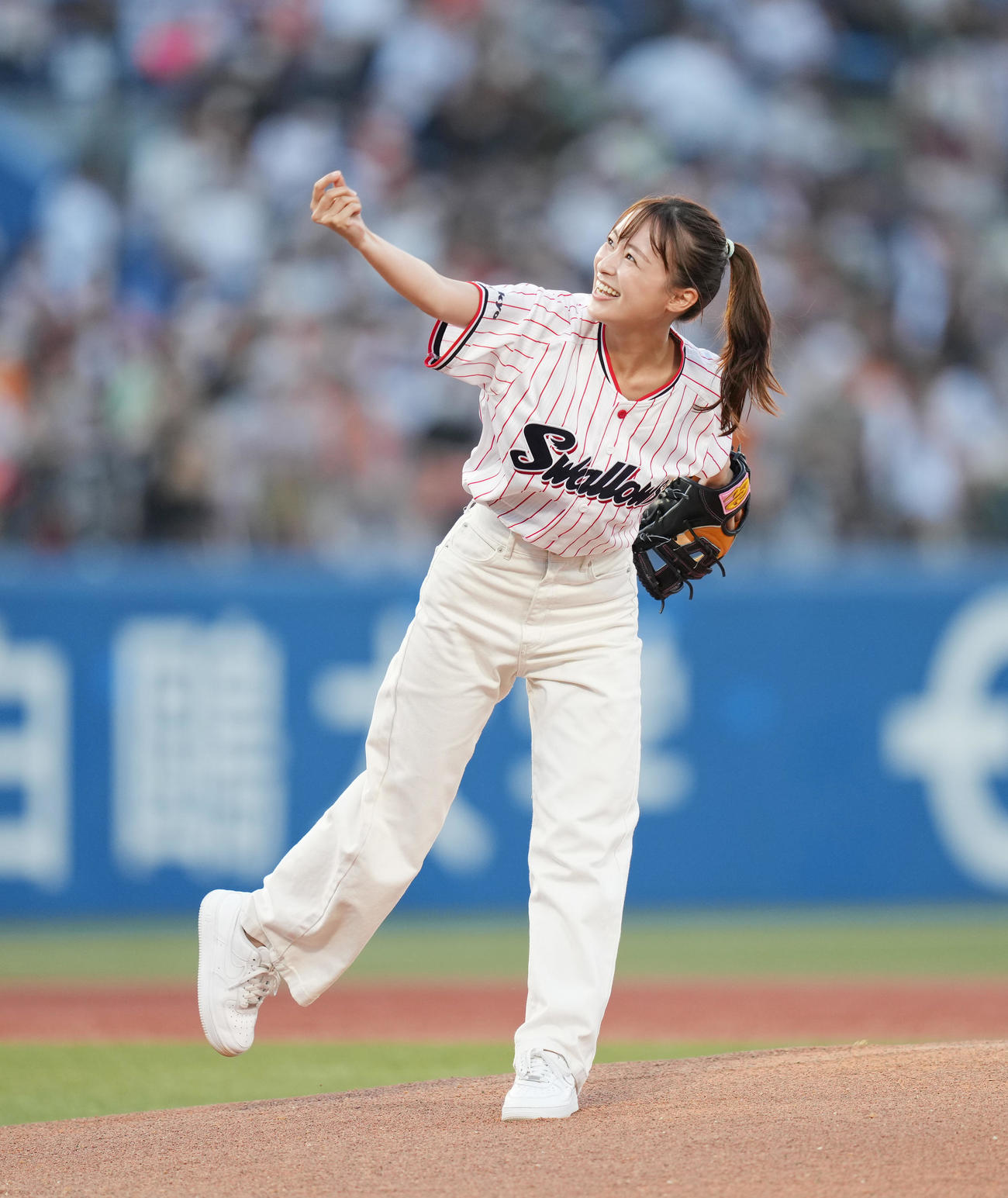始球式を務めた鈴木美羽のフォロースルー（撮影・菅敏）