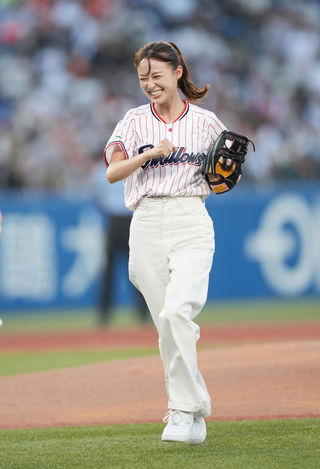 始球式を務めた鈴木美羽は笑顔でマウンドを降りる（撮影・菅敏）