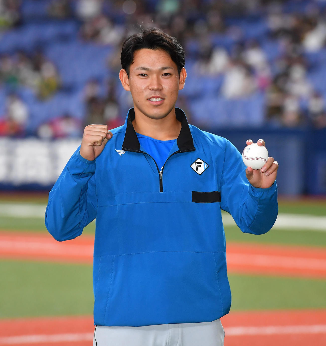 オリックス対日本ハム　2勝目をあげウイニングボールを手にポーズをみせる日本ハム根本（撮影・清水貴仁）