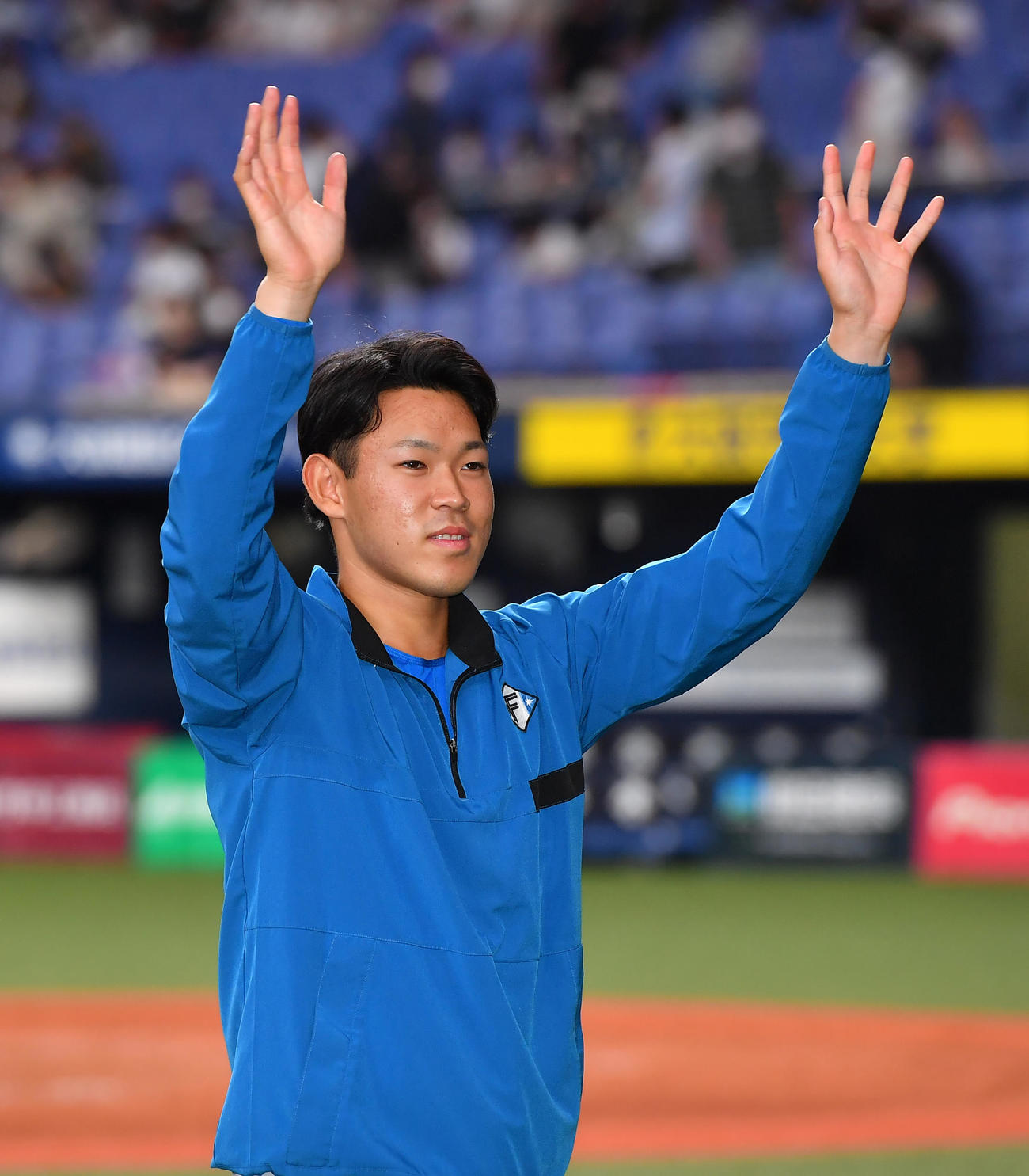 オリックス対日本ハム　2勝目をあげファンに向け手を振る日本ハム根本（撮影・清水貴仁）