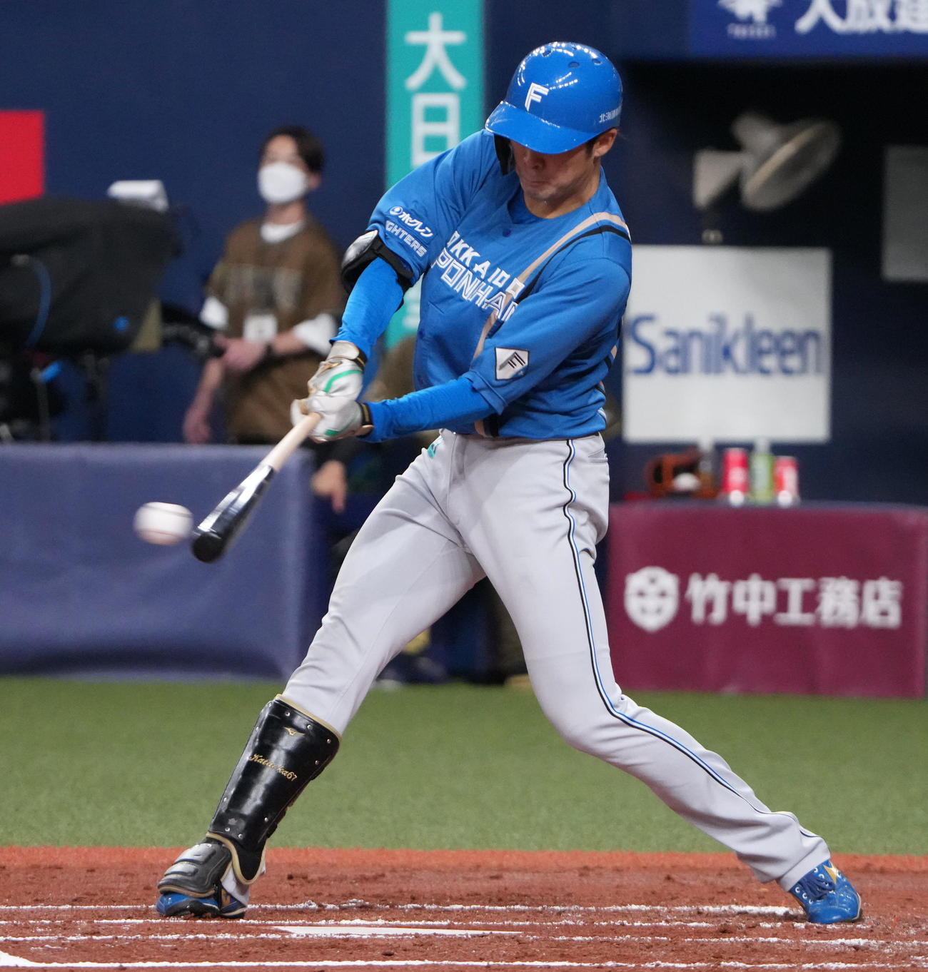 オリックス対日本ハム　2回表日本ハム無死一塁、右前へプロ初安打を放つ片岡（撮影・清水貴仁）