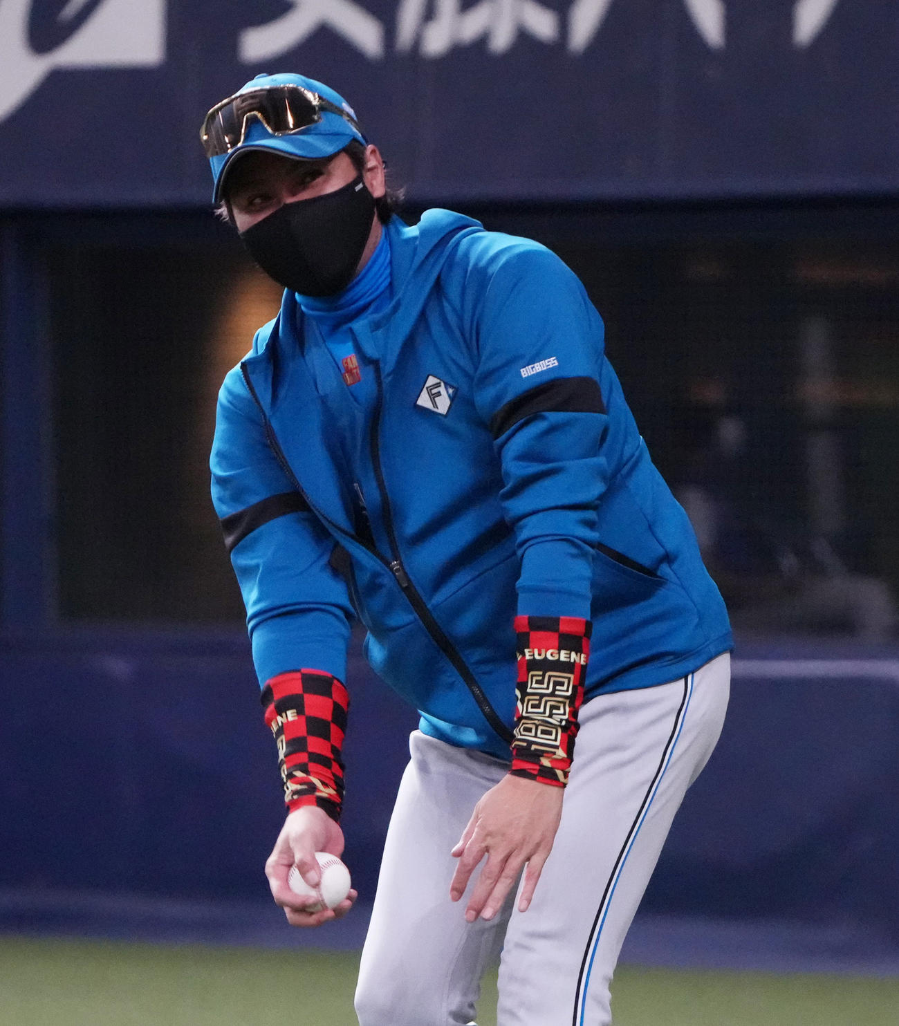 オリックス対日本ハム　2回表日本ハム無死一塁、プロ初安打を放った片岡の記念球を受け取る新庄監督（撮影・清水貴仁）