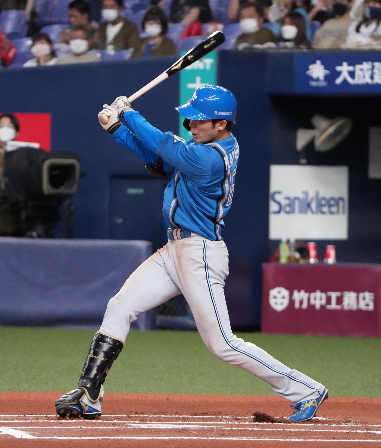 オリックス対日本ハム　6回表日本ハム1死一塁、中前打を放つ片岡（撮影・清水貴仁）