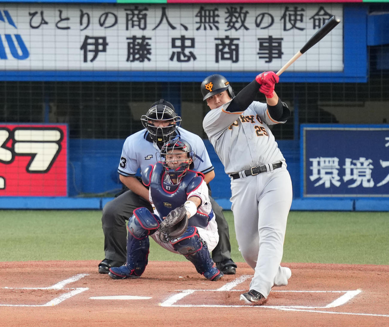 1回表巨人2死、左越えソロ本塁打を放つ岡本和真（撮影・鈴木みどり）