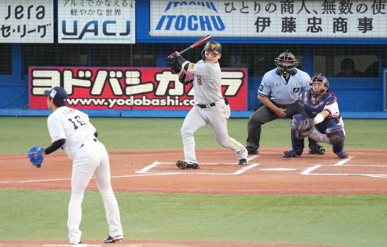 ヤクルト対巨人　1回表巨人2死、右中間に先制のソロ本塁打を放つ丸。投手原（撮影・鈴木みどり）