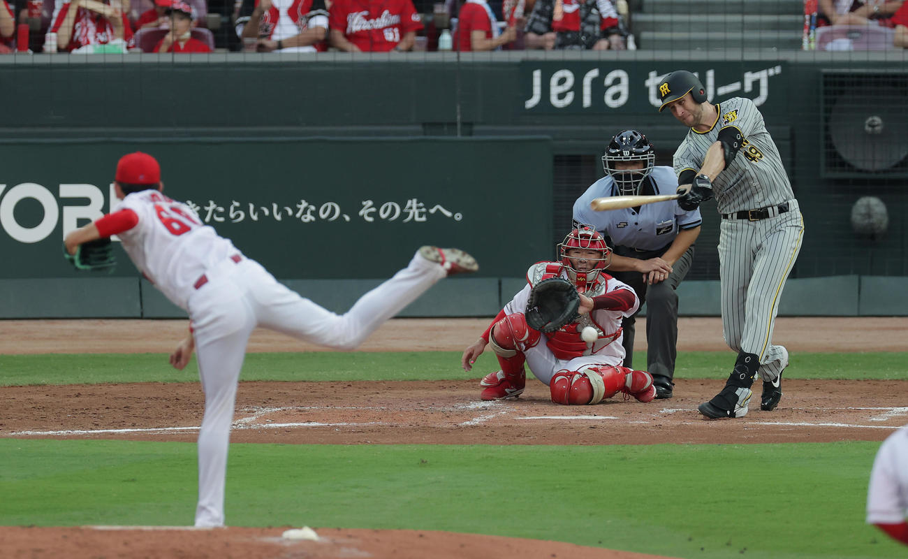 広島対阪神　2回表阪神1死一、三塁、先制の左前適時打を放つガンケル。投手遠藤（撮影・前田充）