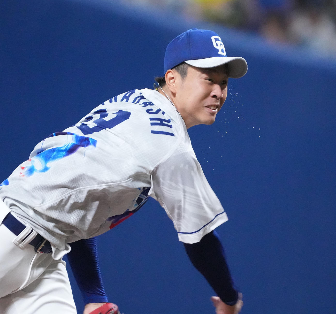 汗を飛ばし力投する中日高橋宏（撮影・森本幸一）
