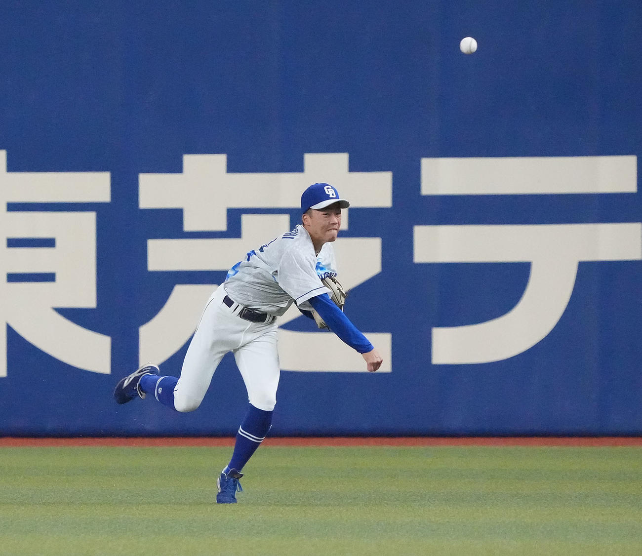 4回表DeNA2死一、二塁、楠本の打球を捕球した岡林は好返球で本塁を狙った牧を刺す（撮影・森本幸一）