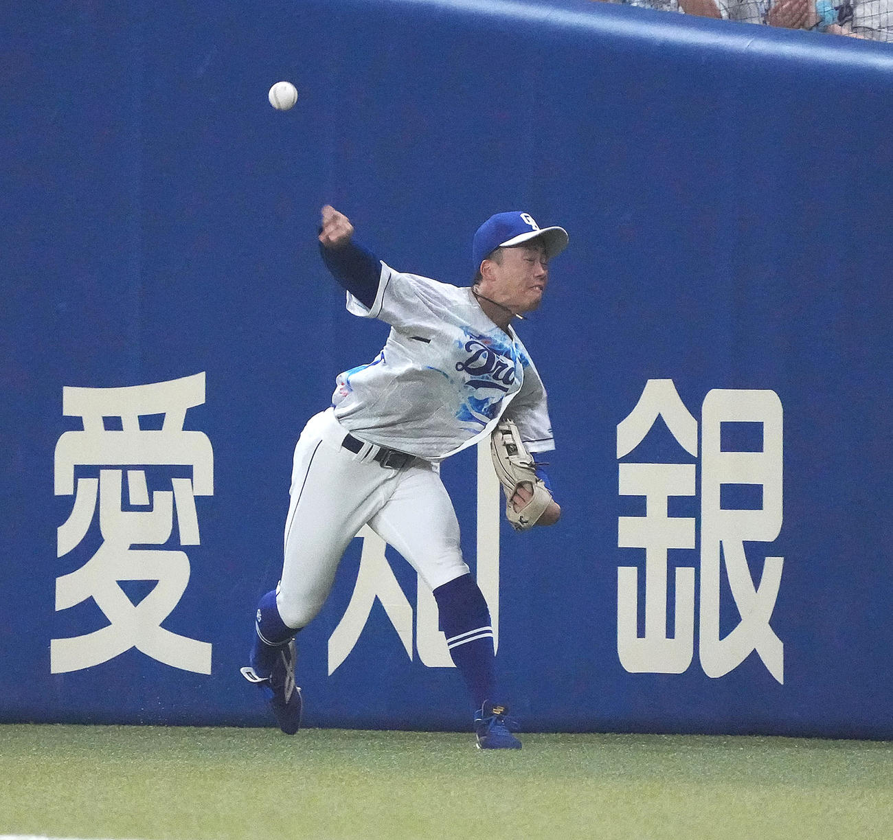 7回表DeNA1死満塁、大和の右邪飛を捕球した岡林は好返球で本塁を狙った楠本を刺す（撮影・森本幸一）