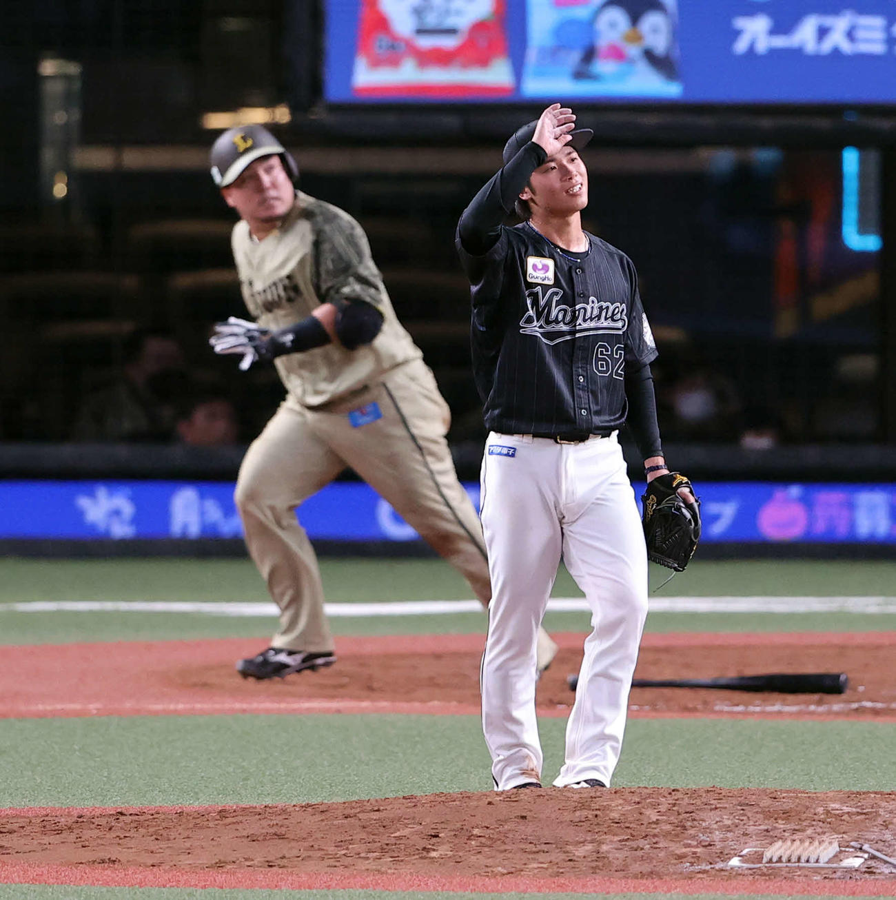 西武対ロッテ　4回裏西武2死一、三塁、山川に左越え3点本塁打を許し、打球を見つめる森（撮影・浅見桂子）