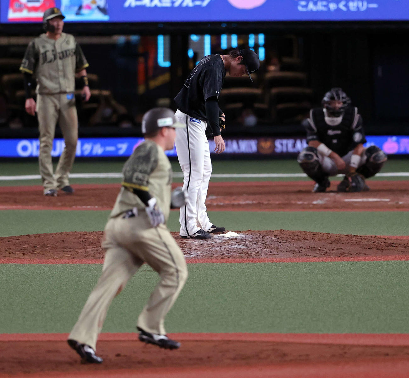 西武対ロッテ　4回裏西武2死一、三塁、山川（手前）に左越え3点本塁打を許し、がっくりの森（撮影・浅見桂子）