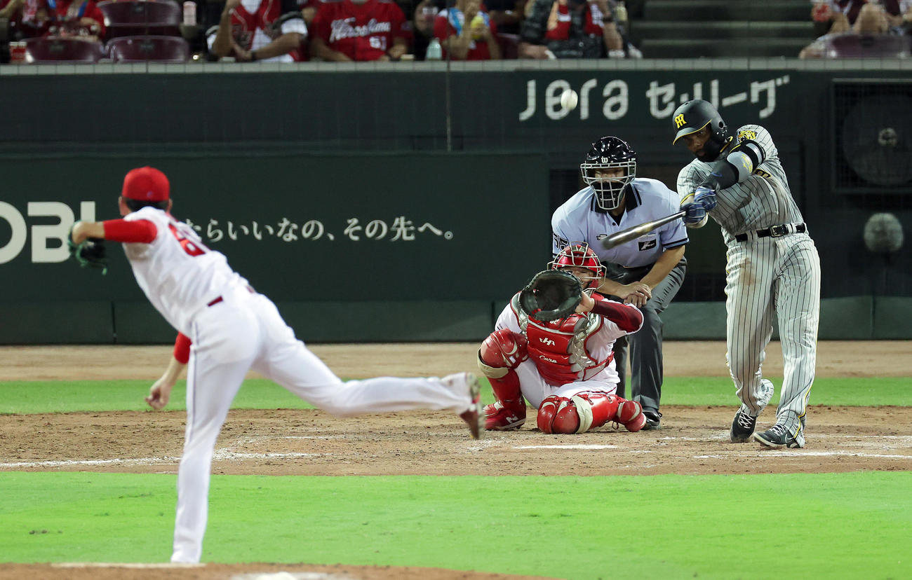 広島対阪神　5回表阪神2死一塁、中越え2点本塁打を放つロドリゲス。投手遠藤（撮影・前田充）