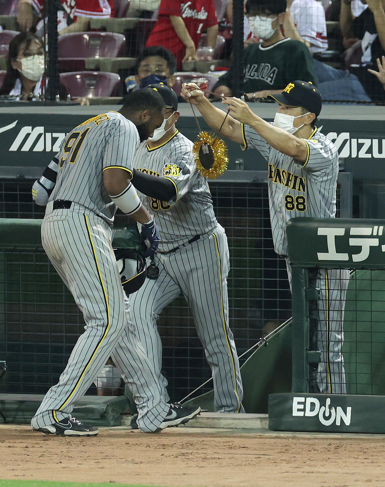 広島対阪神　5回表阪神2死一塁、中越え2点本塁打を放ったロドリゲス（左）に虎メダルをかける矢野監督（撮影・前田充）