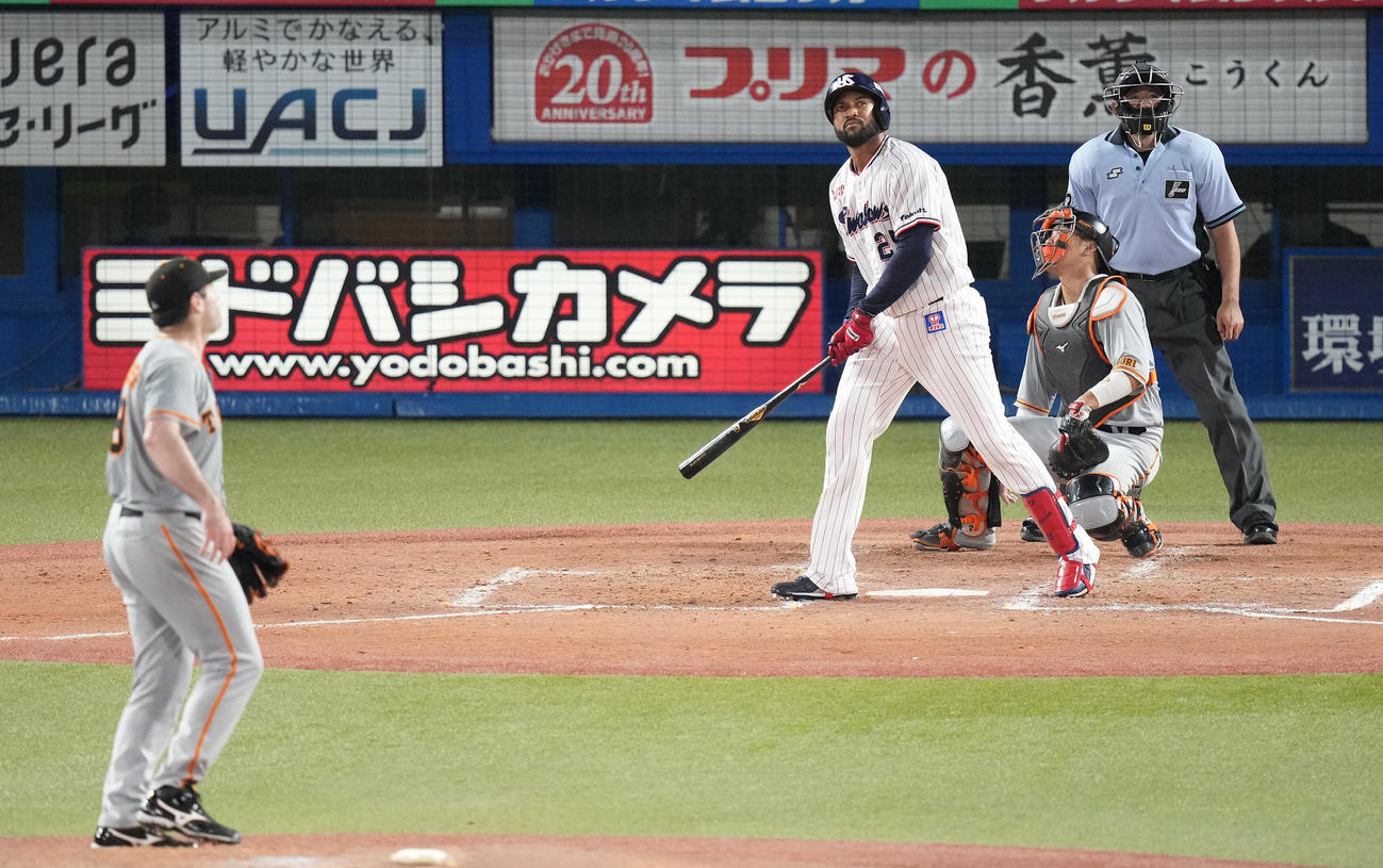 4回裏ヤクルト1死満塁、左越え満塁本塁打を放つサンタナ。投手シューメーカー（撮影・鈴木みどり）
