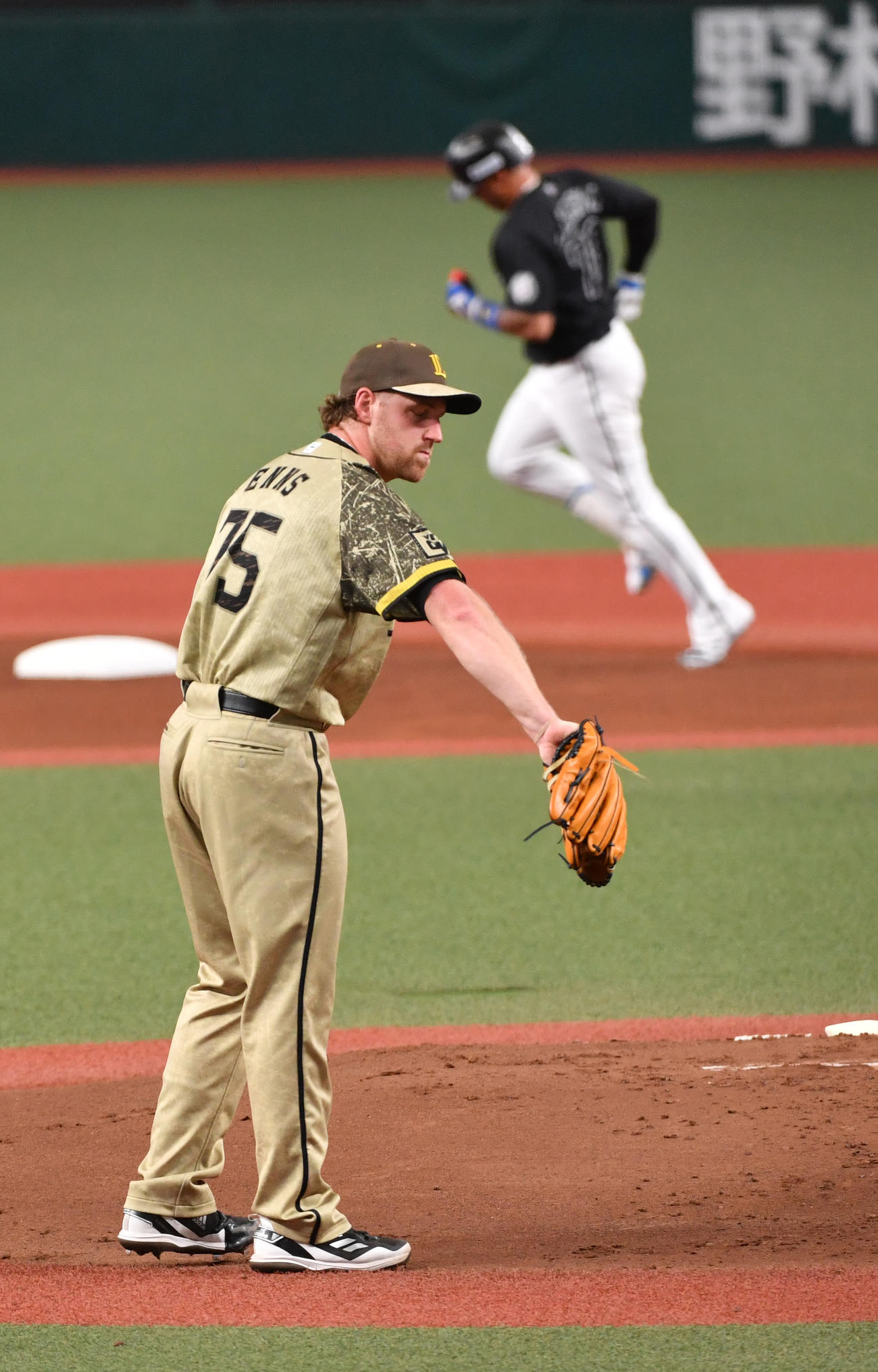 西武対ロッテ　1回表ロッテ無死一塁、マーティンに右中間に本塁打を浴びたエンス（撮影・柴田隆二）