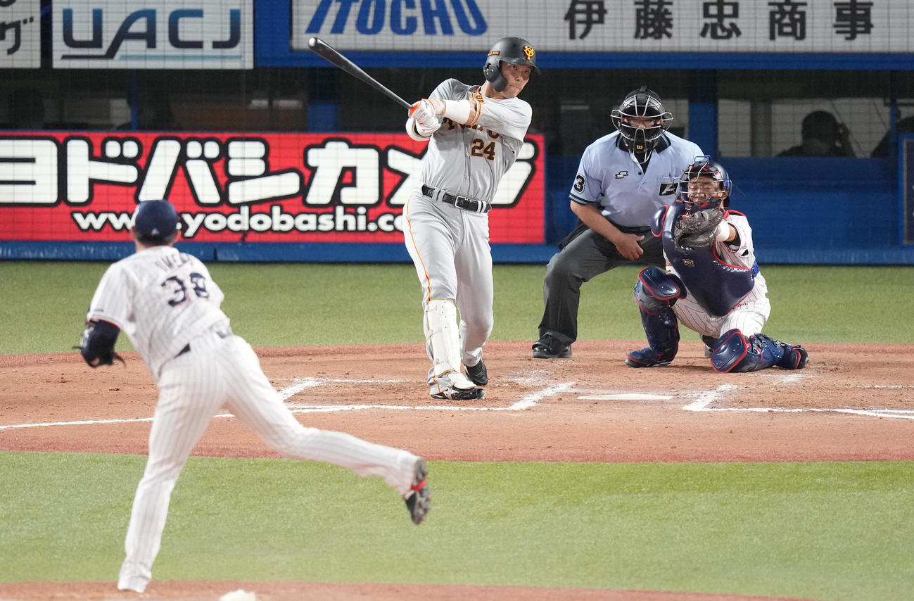 ヤクルト対巨人　7回表巨人1死、左中間にソロ本塁打を放つ大城。投手梅野（撮影・鈴木みどり）