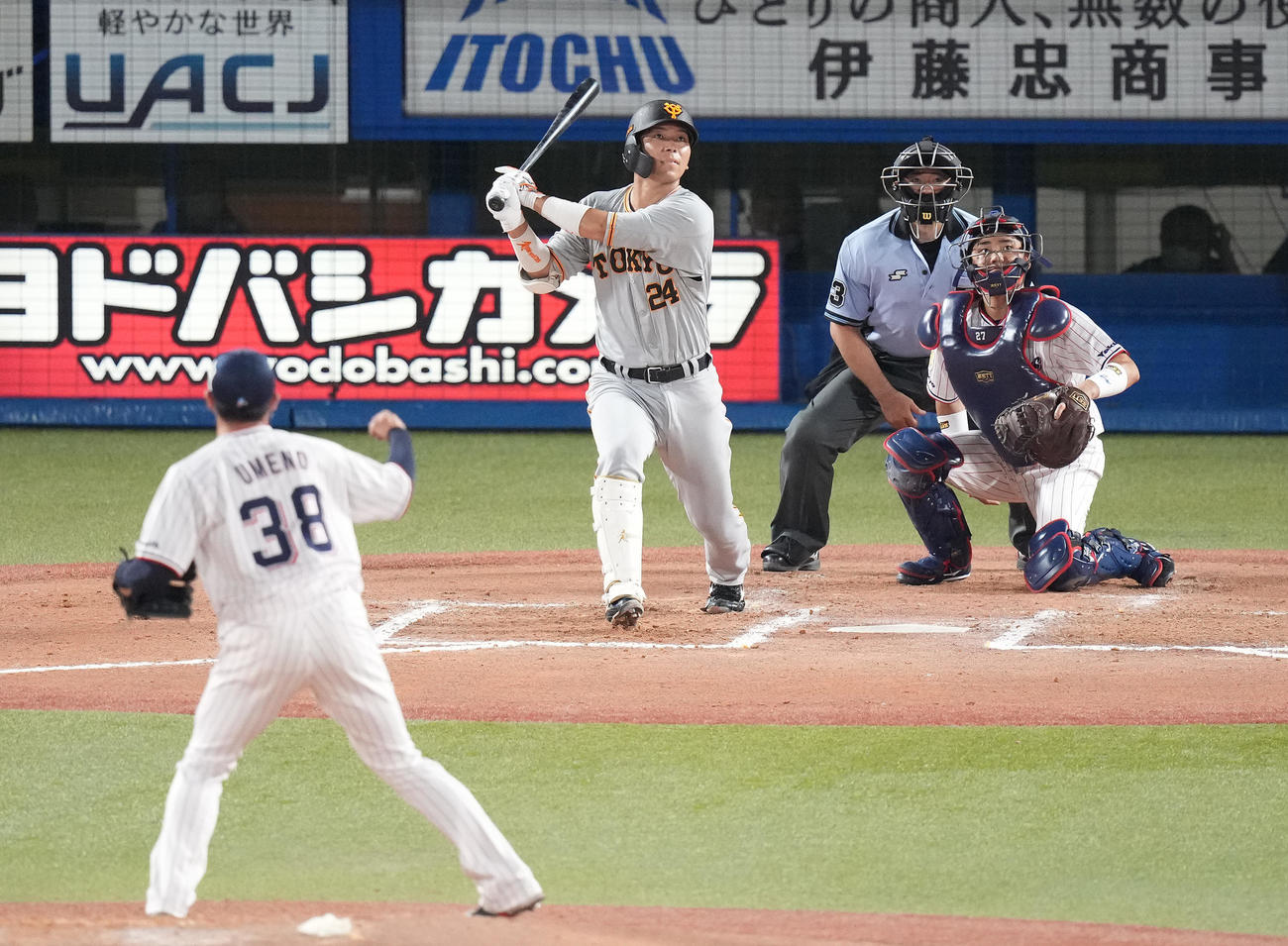 ヤクルト対巨人　7回表巨人1死、左中間にソロ本塁打を放つ大城。投手梅野（撮影・鈴木みどり）