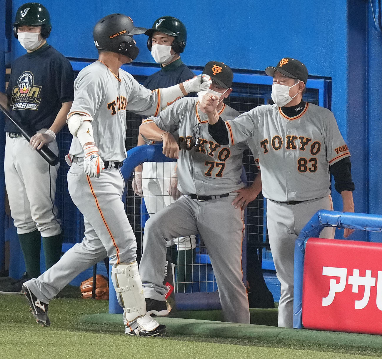 ヤクルト対巨人　7回表巨人1死、左中間にソロ本塁打を放った大城を迎える原監督（右）（撮影・鈴木みどり）