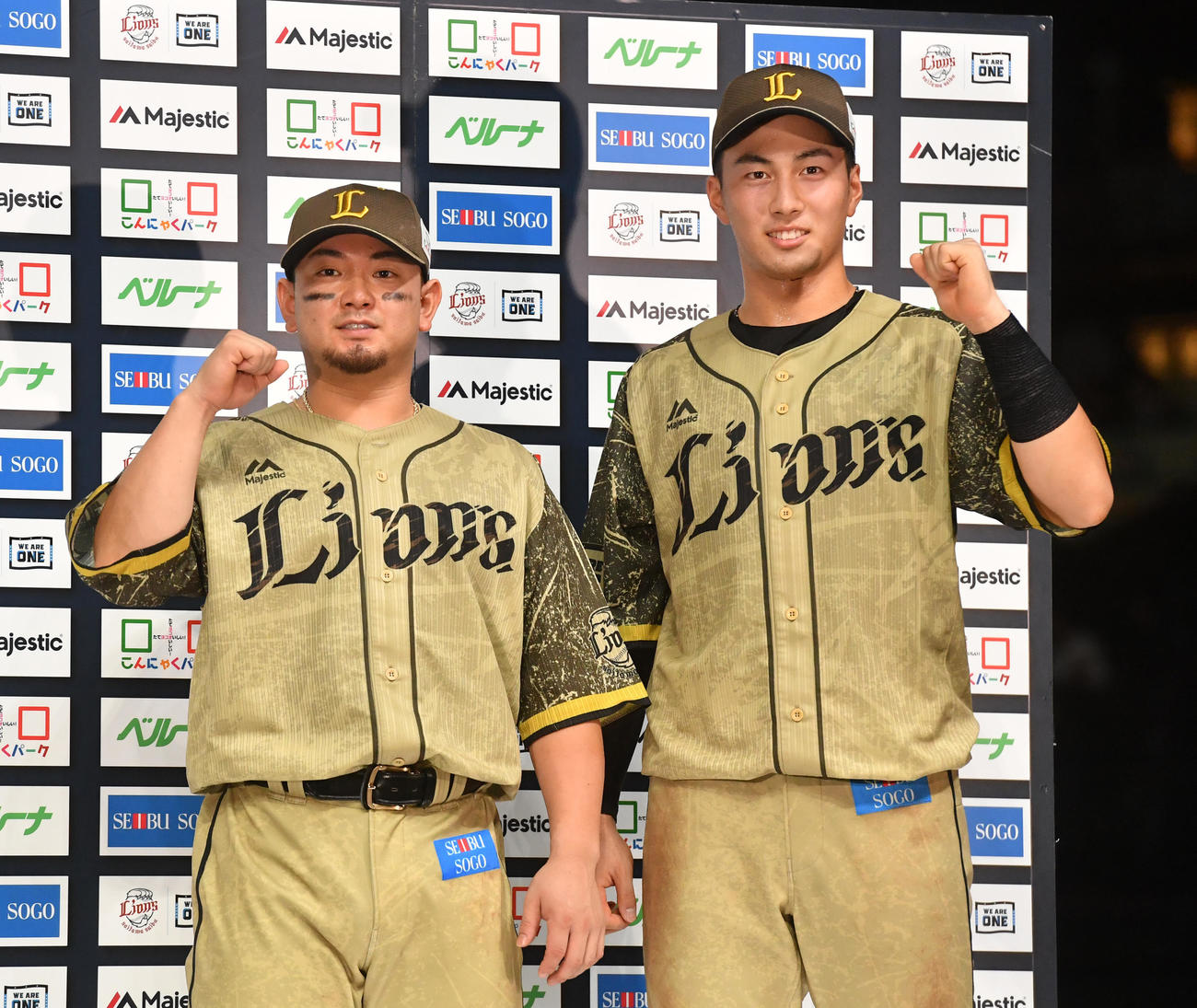 西武対ロッテ　活躍した西武・森（左）と長谷川はお立ち台でガッツポーズする（撮影・柴田隆二）