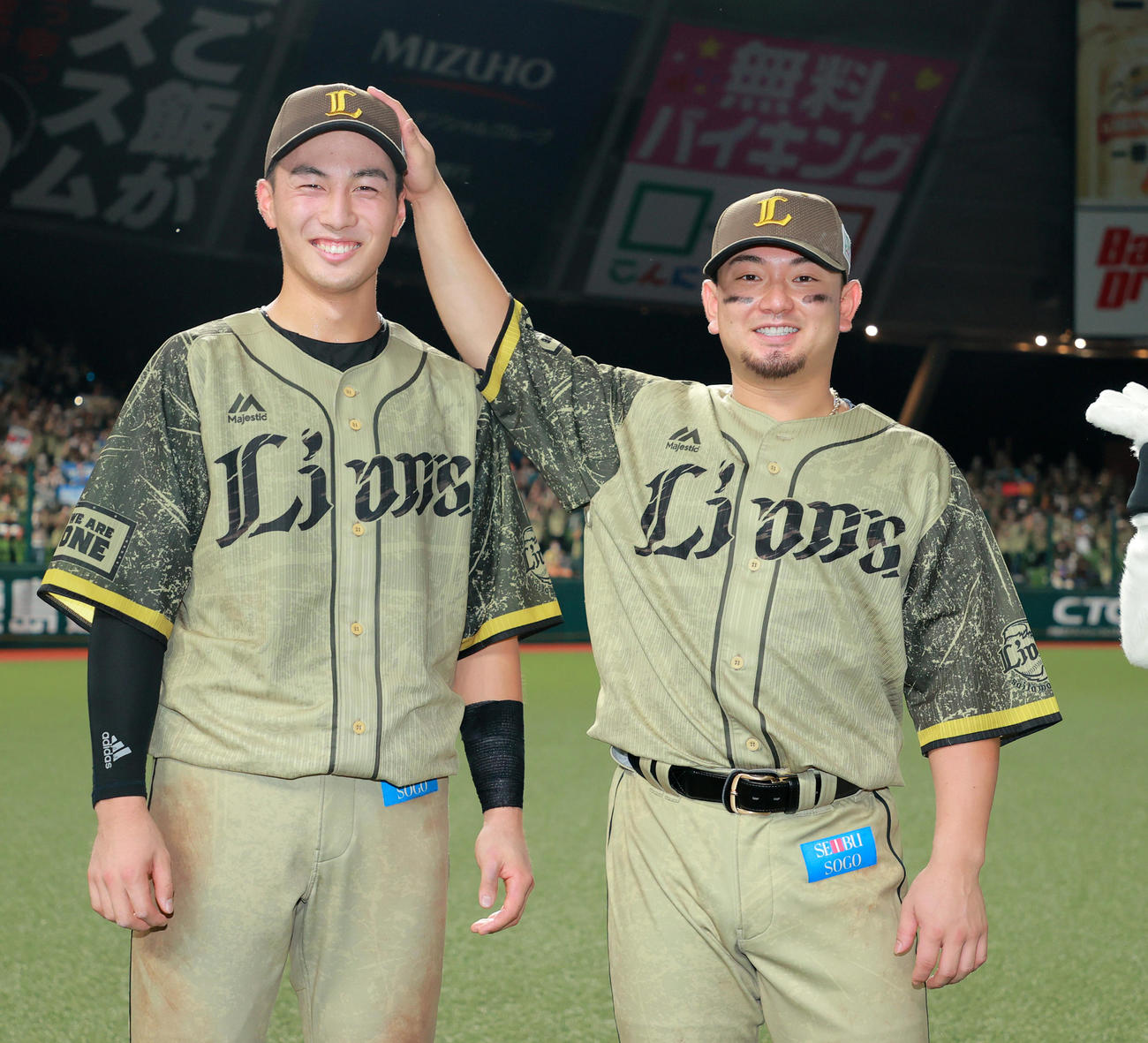 西武対ロッテ　活躍した西武・長谷川（左）は森から頭をなでなでされ笑顔を見せる