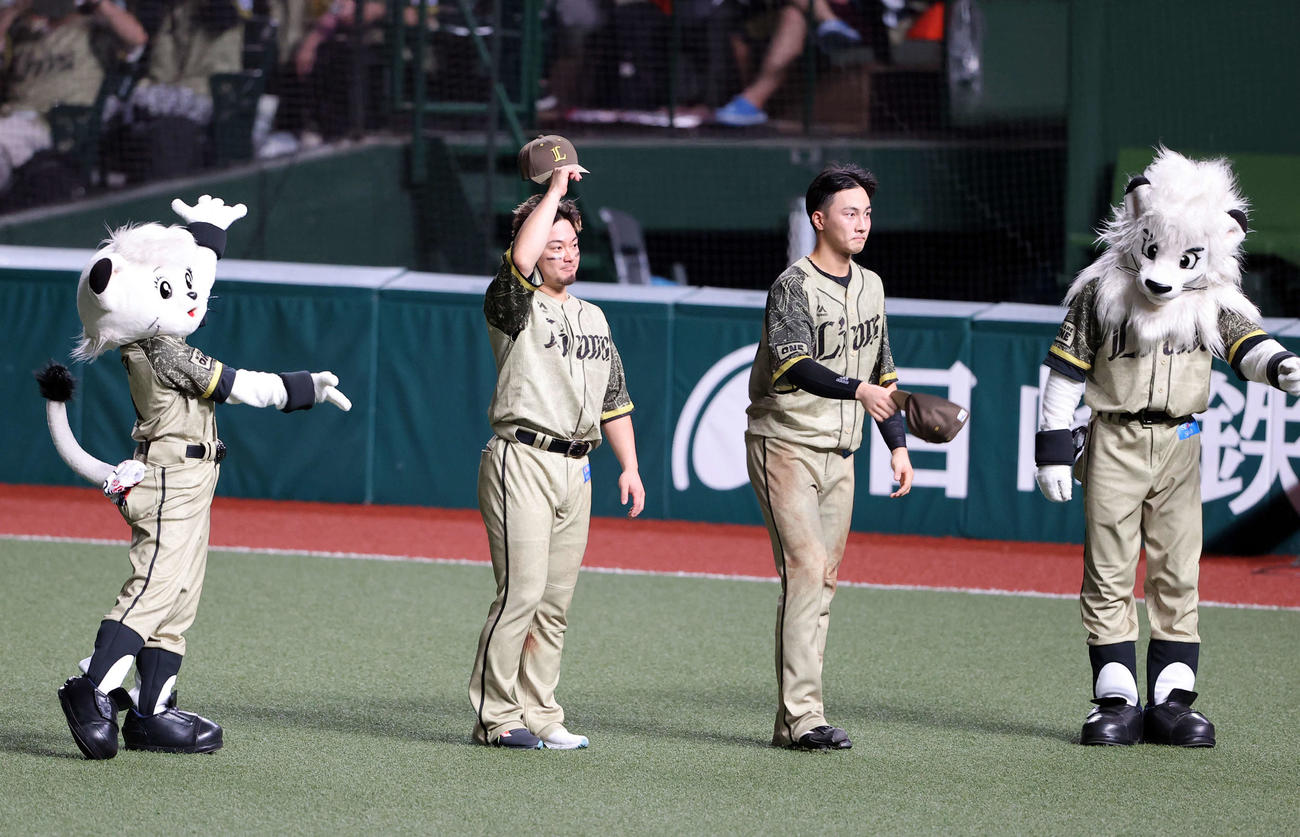 西武対ロッテ　快勝し、スタンドにあいさつする西武森（左）と長谷川（撮影・浅見桂子）