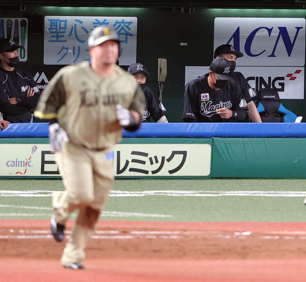 西武対ロッテ　4回裏西武2死一、三塁、山川（手前）に左越え3点本塁打を許し、がっくりの井口監督（右奥）（撮影・浅見桂子）