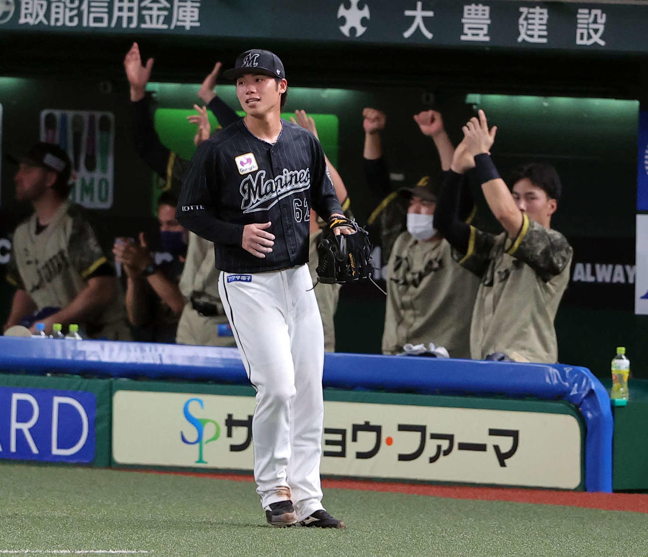 西武対ロッテ　4回裏西武2死一塁、源田に右前打を許し、喜ぶ西武ベンチを背に打球を見つめる森（撮影・浅見桂子）