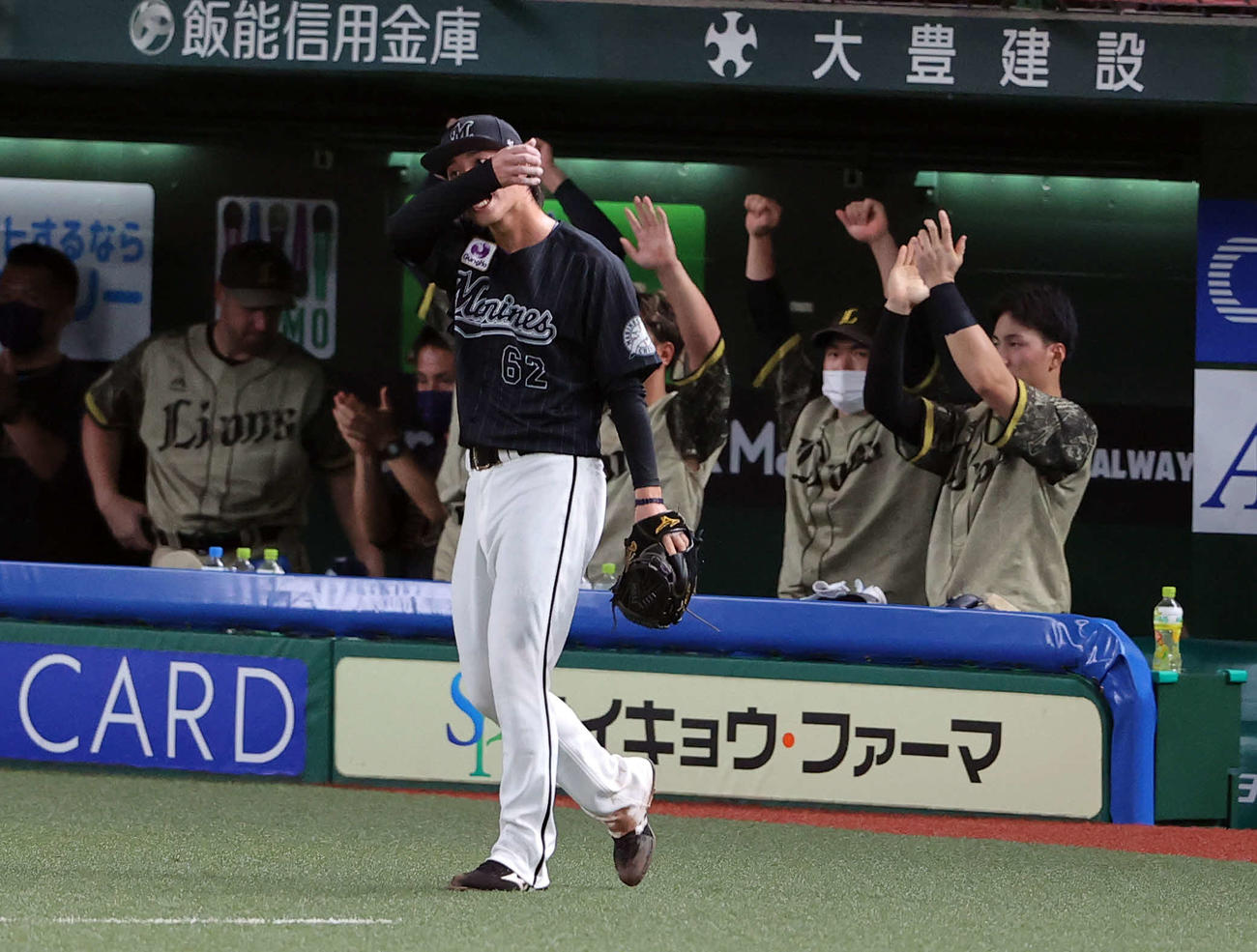 西武対ロッテ　4回裏西武2死一塁、源田に右前打を許し、喜ぶ西武ベンチを背に汗をぬぐう森（撮影・浅見桂子）