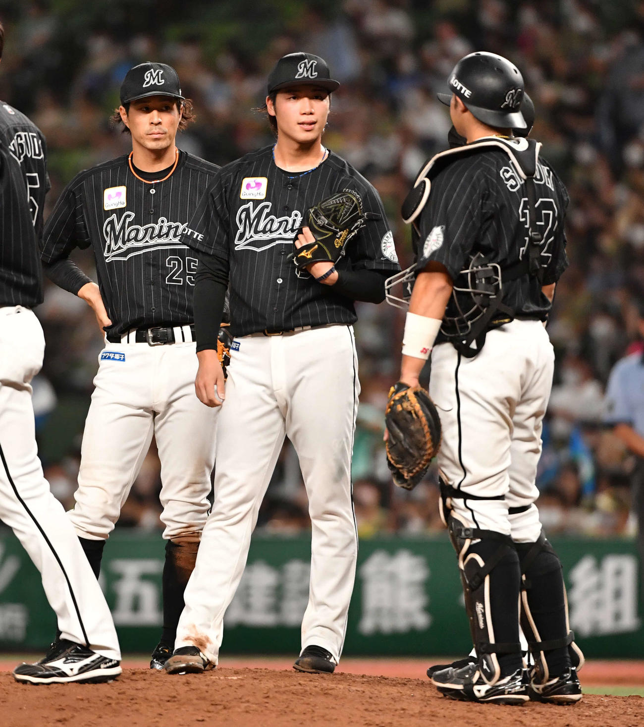 西武対ロッテ　4回に6点を奪われがっくりする初先発したロッテ・森（中央）（撮影・柴田隆二）