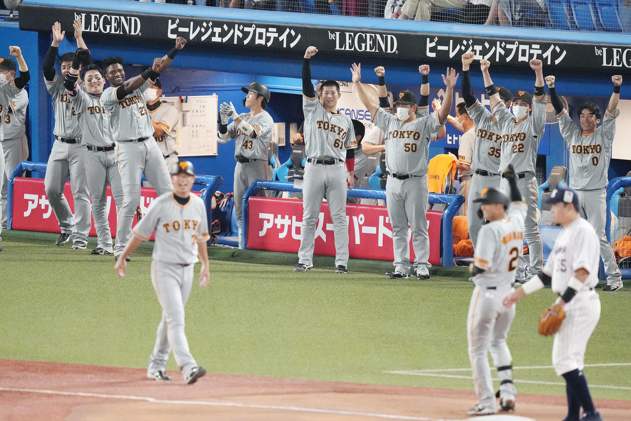 ヤクルト対巨人　7回表巨人1死一、二塁、吉川（手前右から2人目）の2点適時三塁打に盛り上がる巨人ナイン（撮影・鈴木みどり）