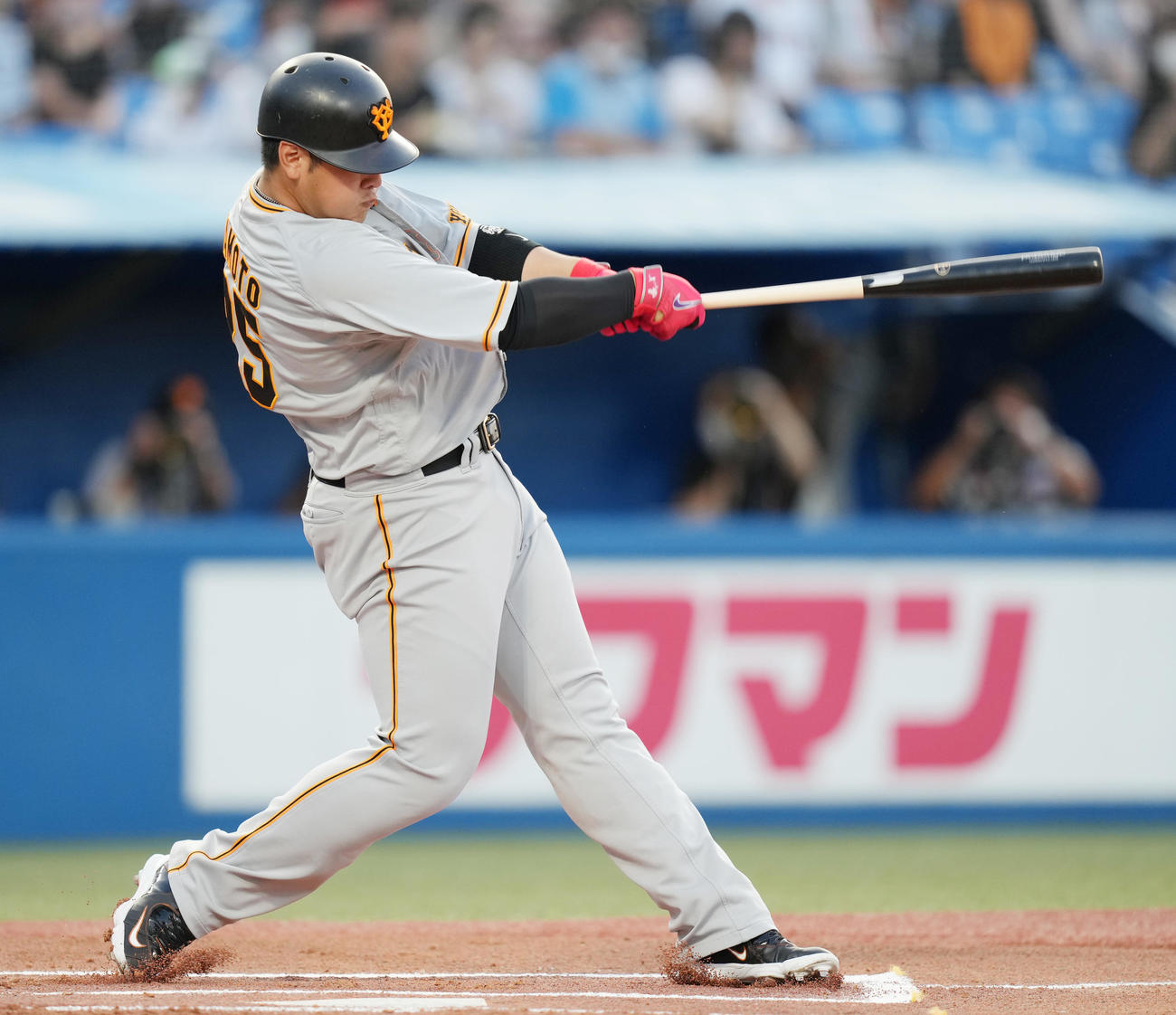 ヤクルト対巨人　1回表巨人2死、左越えにソロ本塁打を放つ岡本和（撮影・菅敏）