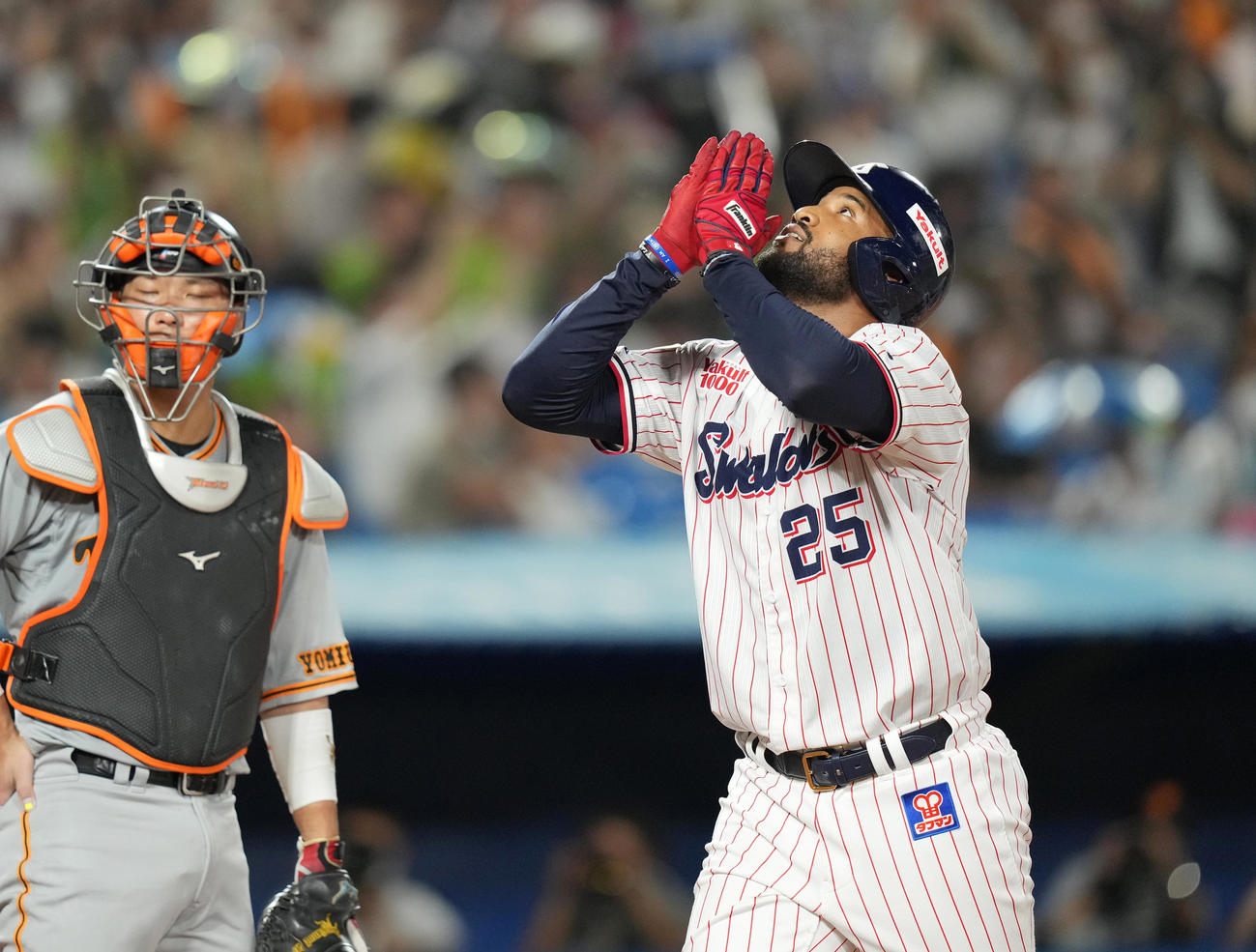 ヤクルト対巨人　4回裏ヤクルト1死満塁、左越えに満塁本塁打を放ち、天に向かって手を合わせるサンタナ。左は大城（撮影・菅敏）