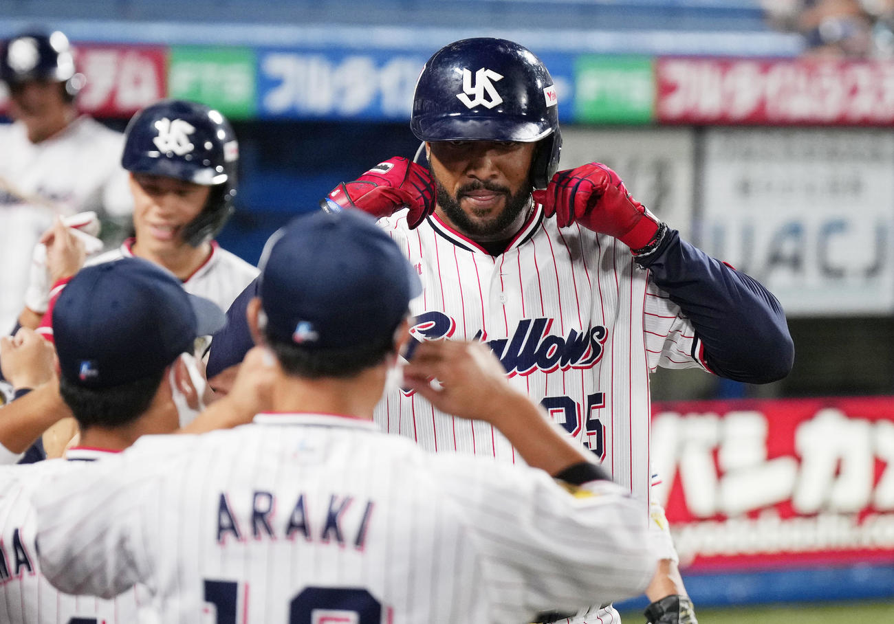 ヤクルト対巨人　4回裏ヤクルト1死満塁、左越えに満塁本塁打を放ち、ナインに迎えられるサンタナ（右）（撮影・菅敏）