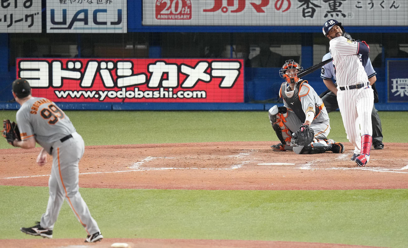 ヤクルト対巨人　4回裏ヤクルト1死満塁、左越え満塁本塁打を放つサンタナ。投手シューメーカー（撮影・鈴木みどり）