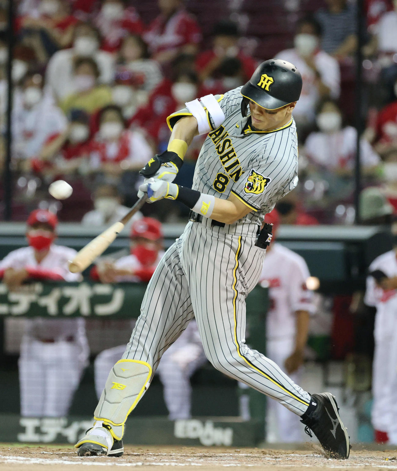 広島対阪神　8回表阪神1死一、三塁、佐藤輝は中犠飛を放つ（撮影・加藤孝規）