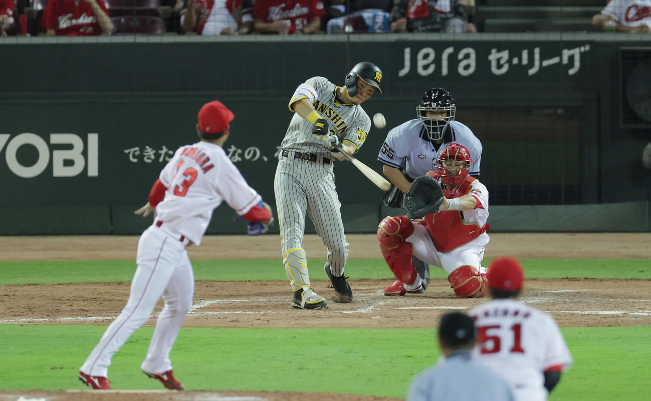 広島対阪神　8回表阪神1死一、三塁、中犠飛を放つ佐藤輝。投手森浦（撮影・前田充）