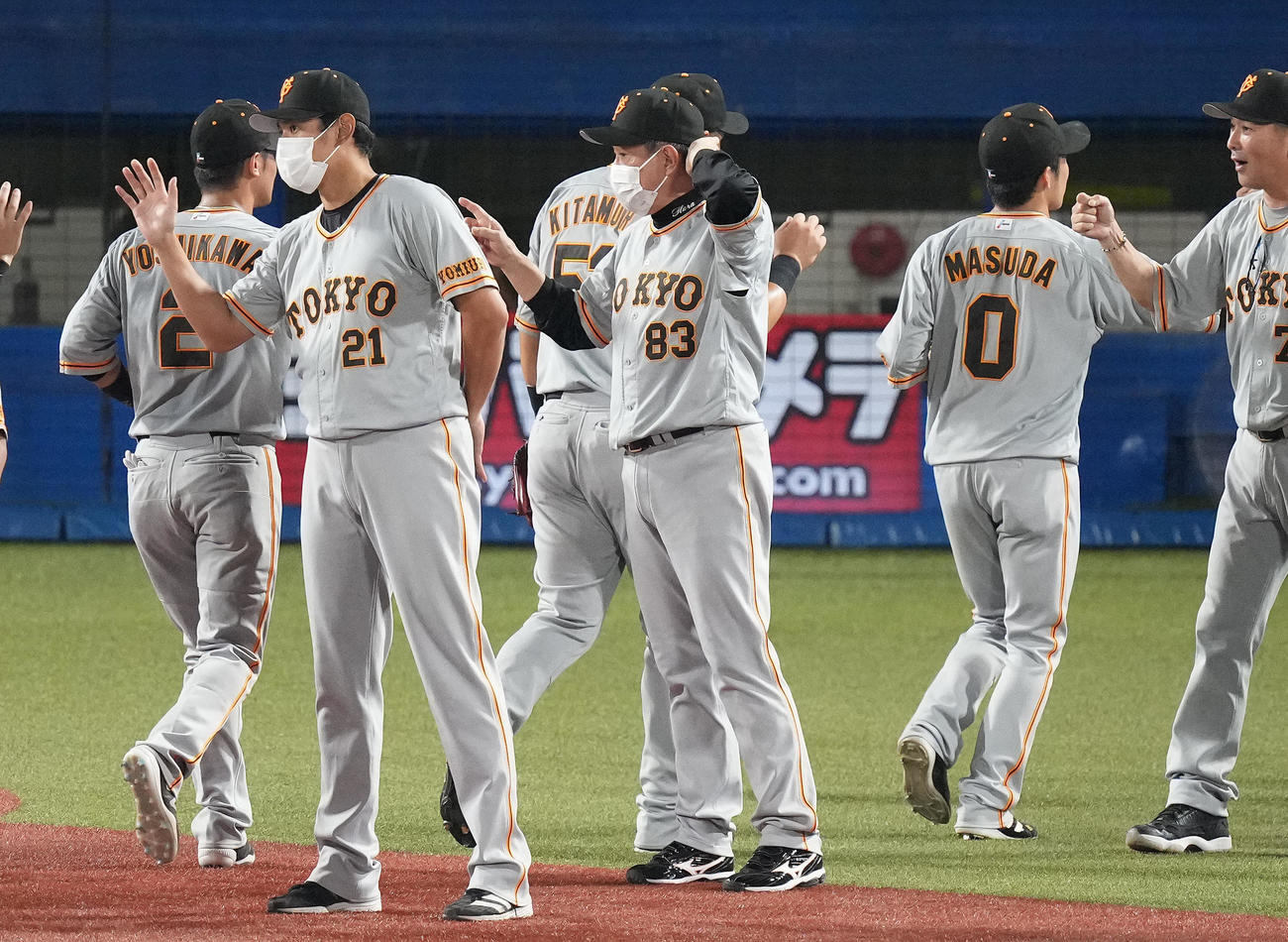 ヤクルト対巨人　4連勝し、ナインを迎える巨人原監督（中央）（撮影・鈴木みどり）