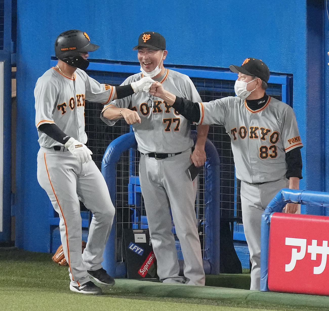 ヤクルト対巨人　7回表巨人1死三塁、代打ウォーカーの中前適時打で生還した吉川（左）を迎える原監督（右）（撮影・鈴木みどり）