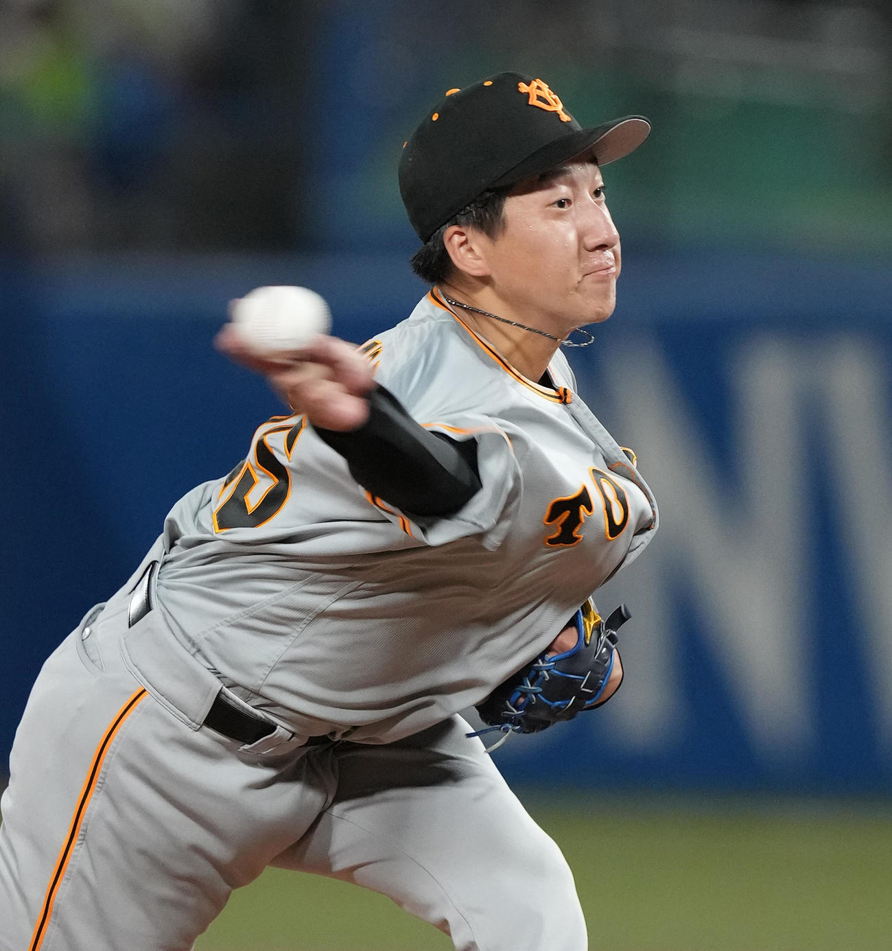 ヤクルト対巨人　9回に登板し、力投する巨人大勢（撮影・菅敏）