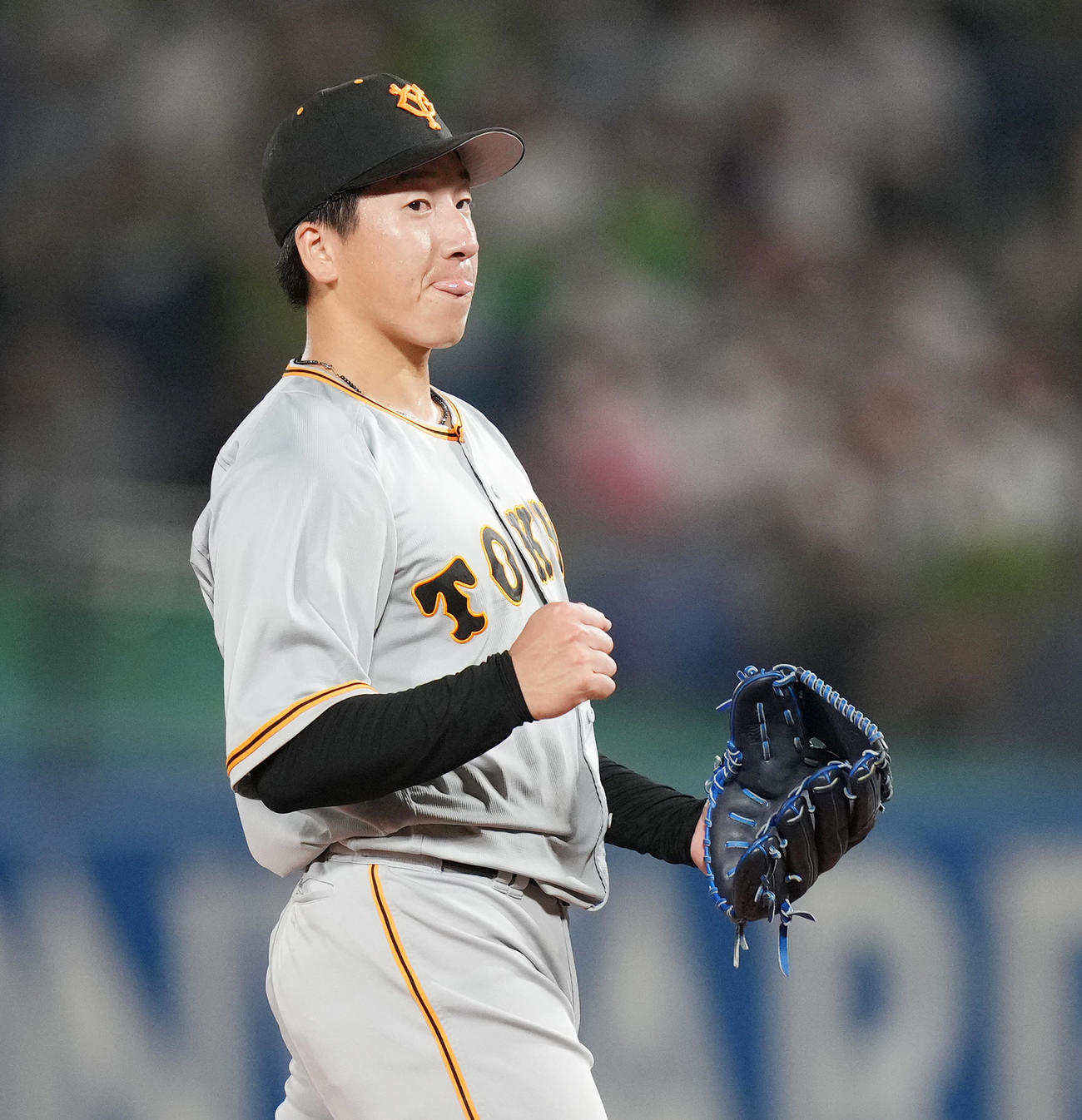ヤクルト対巨人　26セーブ目をマークした巨人大勢はガッツポーズ（撮影・菅敏）