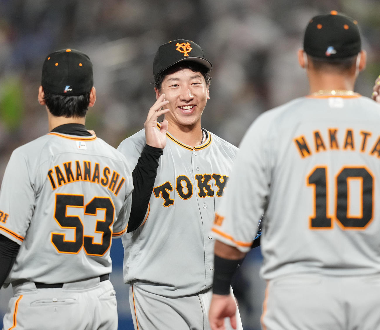ヤクルト対巨人　26セーブ目をマークした巨人大勢（中央）はチームメートにタッチで迎えられる（撮影・菅敏）