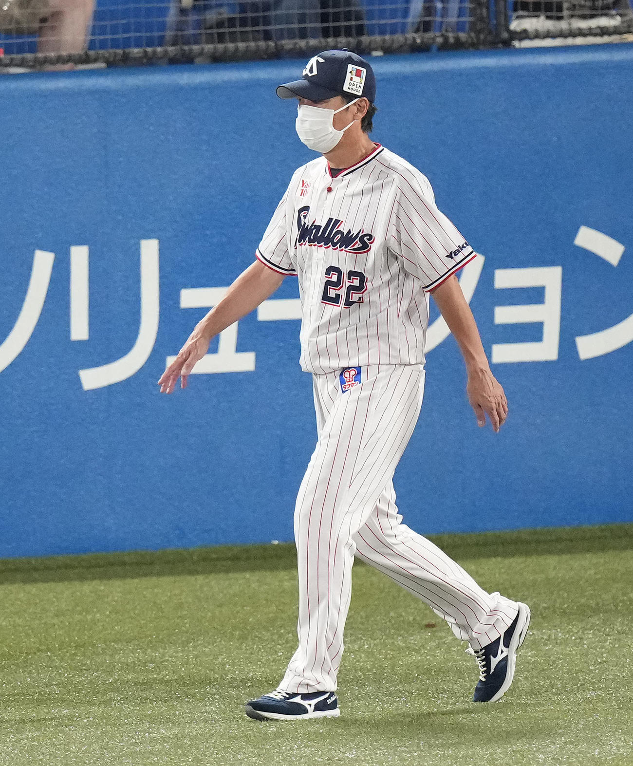 ヤクルト対巨人　巨人に3連敗し、引き揚げるヤクルト高津監督（撮影・鈴木みどり）