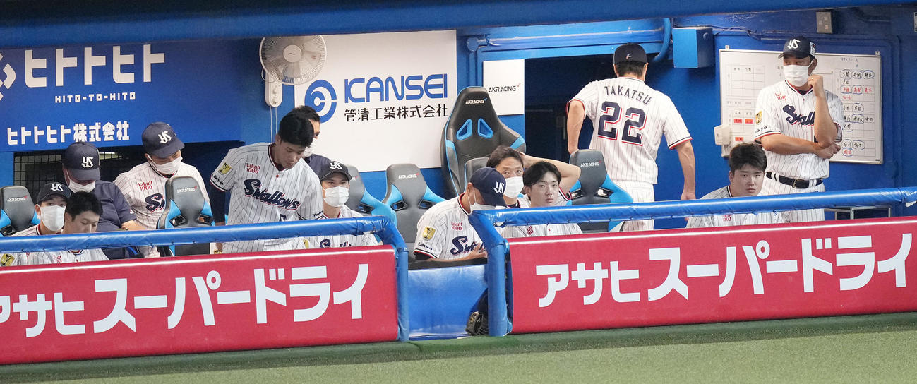 ヤクルト対巨人　巨人に3連敗し、肩を落とすヤクルトナイン。右手前は村上（撮影・鈴木みどり）