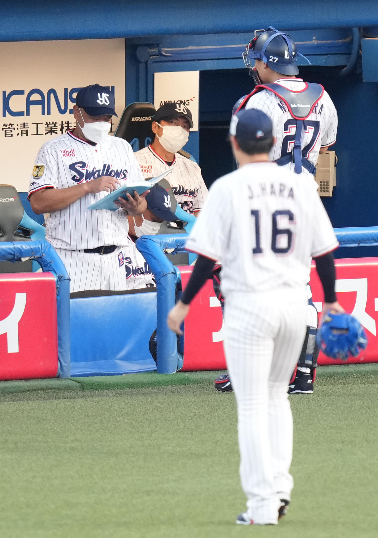 ヤクルト対巨人　1回表に2点を失いベンチへ戻るヤクルト先発の原を見る高津監督（撮影・鈴木みどり）