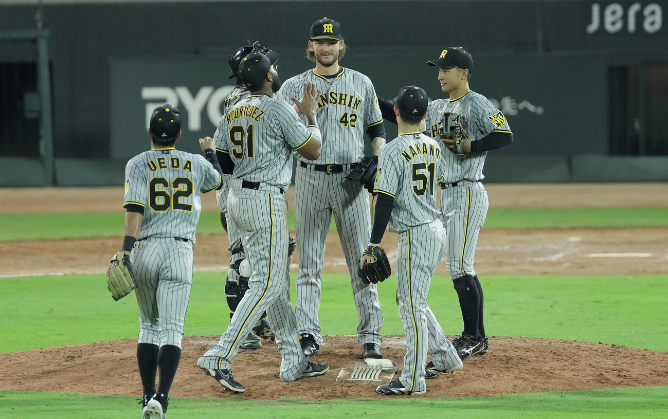 広島対阪神　最後を締めたケラー（中央）はナインと勝利を祝う（撮影・前田充）