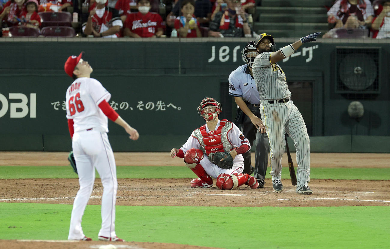 広島対阪神　5回表阪神2死一塁、中越え2点本塁打を放つロドリゲス。投手遠藤（撮影・前田充）