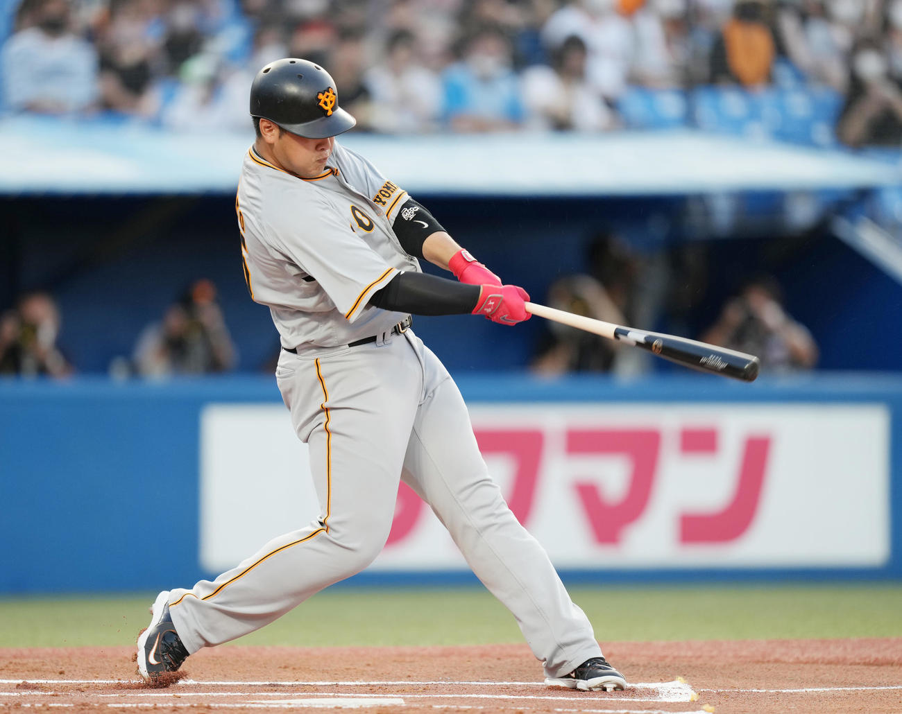 ヤクルト対巨人　1回表巨人2死、左越えにソロ本塁打を放つ岡本和（撮影・菅敏）
