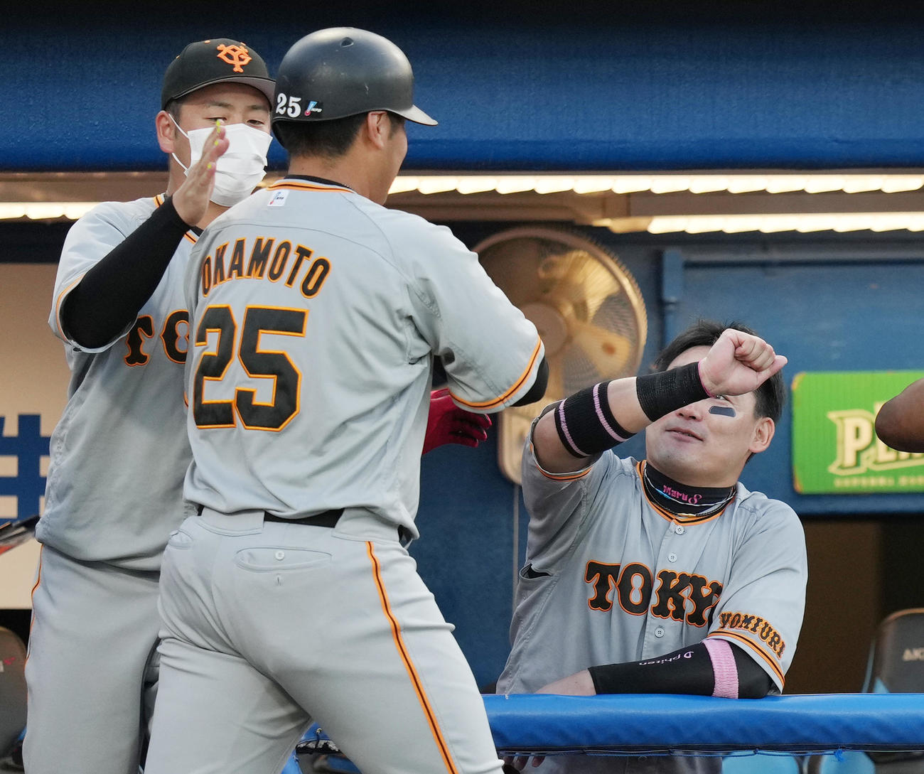 ヤクルト対巨人　1回表巨人2死、左越えにソロ本塁打を放ち、丸（右）に迎えられる岡本和（中央）（撮影・菅敏）