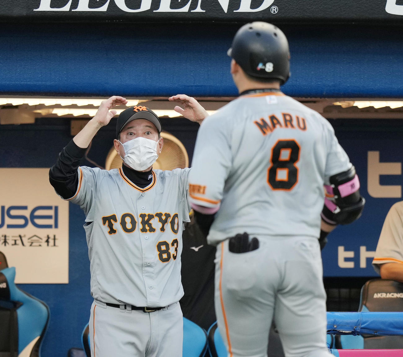 ヤクルト対巨人　1回表巨人2死、右中間に先制のソロ本塁打を放った丸（手前）を迎える原監督（撮影・菅敏）