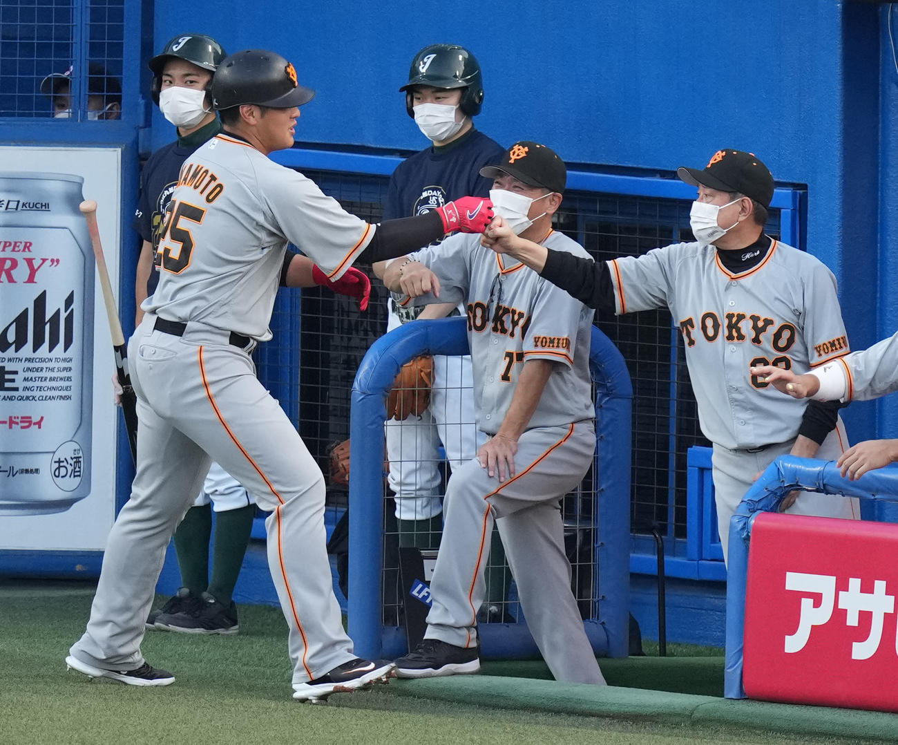 ヤクルト対巨人　1回表巨人2死、左越えソロ本塁打を放った岡本和（左）を迎える原監督（右）（撮影・鈴木みどり）